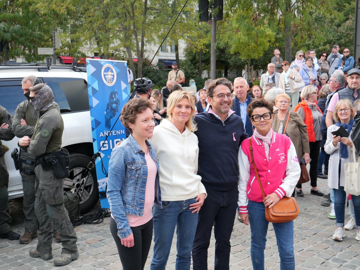 Un événement #spectaculaire s’est tenu à Reims pour #OctobreRose : une descente en rappel sur la façade de la Cathédrale, réalisée avec le @GIGN de Reims. Une patiente de l’Institut Godinot, une bénévole de <a href="/laliguecancer/">La Ligue contre le cancer</a> ainsi que le Maire de #Reims y ont participé.