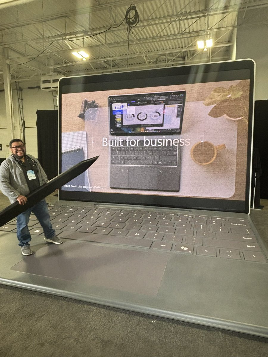 rpleitesesl's tweet image. At Microsot AI Tour at the beautiful Toronto #SurfaceforBusiness #MicrosoftAITour #IntelInside
