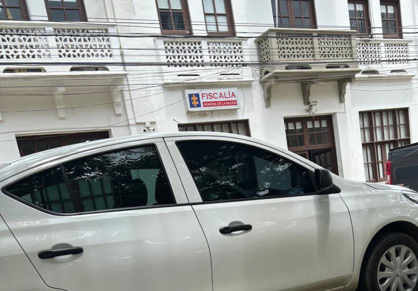 🚨#Judicial | En medio del seguimiento a una noticia judicial, periodistas de El Meridiano fueron abordados por un funcionario de la <a href="/FiscaliaCol/">Fiscalía Colombia</a> en el parque Simón Bolívar, centro de Montería, que les pedía que borraran esta fotografía con el argumento que “todo periodista debe