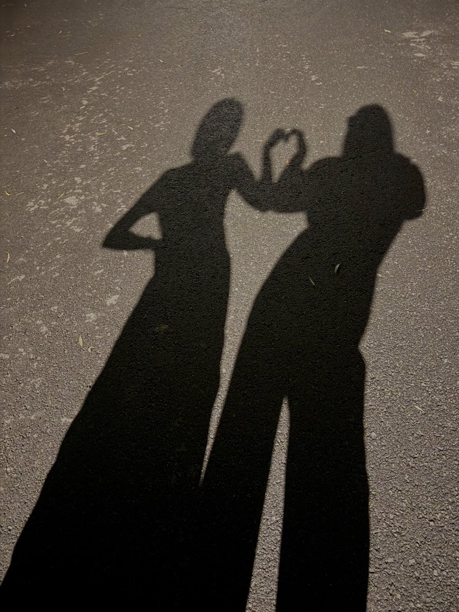 你们国庆都去哪玩了？我和我闺蜜在三亚的街道上炸街呢😂