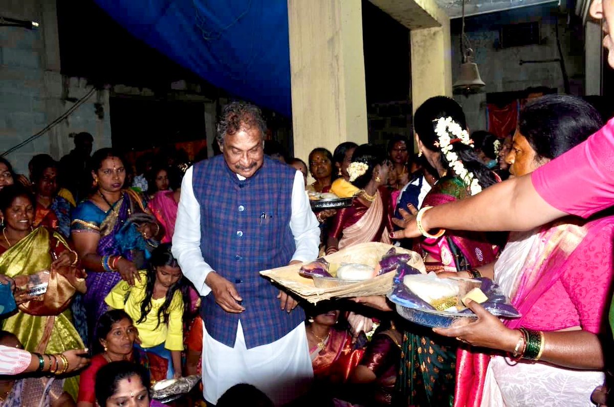 thekjgeorge's tweet photo. Today I attended the Mahila #DasaraUtsava at K.G. Halli, #HBRLayout, organized by Smt. #Sumithra (K.G. Halli Block President), where women’s achievements were celebrated through traditional ‘Bagina’ offerings, vibrant cultural performances, and prayers, with enthusiastic participation and blessings reflecting the true spirit of #Dasara and unity in #SarvagnaNagarConstituency.
ಇಂದು ನಾನು ಎಚ್ಬಿಆರ್ ಲೇಔಟ್ನ ಕೆ.ಜಿ. ಹಳ್ಳಿಯಲ್ಲಿ ಶ್ರೀಮತಿ ಸುಮಿತ್ರಾ (ಕೆ.ಜಿ. ಹಳ್ಳಿ ಬ್ಲಾಕ್ ಅಧ್ಯಕ್ಷೆ) ಆಯೋಜಿಸಿದ್ದ ಮಹಿಳಾ ದಸರಾ ಉತ್ಸವದಲ್ಲಿ ಭಾಗವಹಿಸಿದೆ. ಸರ್ವಜ್ಞ ನಗರದಲ್ಲಿ ದಸರಾ ಹಬ್ಬದ ಏಕತೆಯ ನೈಜ ಚೈತನ್ಯವನ್ನು ಪ್ರತಿಬಿಂಬಿಸುವ ಉತ್ಸಾಹಭರಿತ ಭಾಗವಹಿಸುವಿಕೆ ಮತ್ತು ಸಾಂಪ್ರದಾಯಿಕ 'ಬಾಗಿನ' ಅರ್ಪಣೆ, ರೋಮಾಂಚಕ ಸಾಂಸ್ಕೃತಿಕ ಪ್ರದರ್ಶನಗಳು ಮತ್ತು ಪ್ರಾರ್ಥನೆಗಳ ಮೂಲಕ ಮಹಿಳೆಯರ ಸಾಧನೆಗಳನ್ನು ಆಚರಿಸಲಾಯಿತು.
@INCKarnataka @INCSarvagna