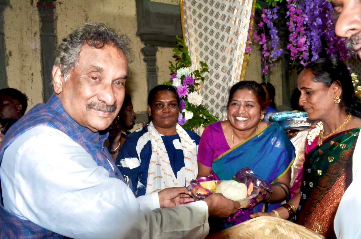 thekjgeorge's tweet photo. Today I attended the Mahila #DasaraUtsava at K.G. Halli, #HBRLayout, organized by Smt. #Sumithra (K.G. Halli Block President), where women’s achievements were celebrated through traditional ‘Bagina’ offerings, vibrant cultural performances, and prayers, with enthusiastic participation and blessings reflecting the true spirit of #Dasara and unity in #SarvagnaNagarConstituency.
ಇಂದು ನಾನು ಎಚ್ಬಿಆರ್ ಲೇಔಟ್ನ ಕೆ.ಜಿ. ಹಳ್ಳಿಯಲ್ಲಿ ಶ್ರೀಮತಿ ಸುಮಿತ್ರಾ (ಕೆ.ಜಿ. ಹಳ್ಳಿ ಬ್ಲಾಕ್ ಅಧ್ಯಕ್ಷೆ) ಆಯೋಜಿಸಿದ್ದ ಮಹಿಳಾ ದಸರಾ ಉತ್ಸವದಲ್ಲಿ ಭಾಗವಹಿಸಿದೆ. ಸರ್ವಜ್ಞ ನಗರದಲ್ಲಿ ದಸರಾ ಹಬ್ಬದ ಏಕತೆಯ ನೈಜ ಚೈತನ್ಯವನ್ನು ಪ್ರತಿಬಿಂಬಿಸುವ ಉತ್ಸಾಹಭರಿತ ಭಾಗವಹಿಸುವಿಕೆ ಮತ್ತು ಸಾಂಪ್ರದಾಯಿಕ 'ಬಾಗಿನ' ಅರ್ಪಣೆ, ರೋಮಾಂಚಕ ಸಾಂಸ್ಕೃತಿಕ ಪ್ರದರ್ಶನಗಳು ಮತ್ತು ಪ್ರಾರ್ಥನೆಗಳ ಮೂಲಕ ಮಹಿಳೆಯರ ಸಾಧನೆಗಳನ್ನು ಆಚರಿಸಲಾಯಿತು.
@INCKarnataka @INCSarvagna