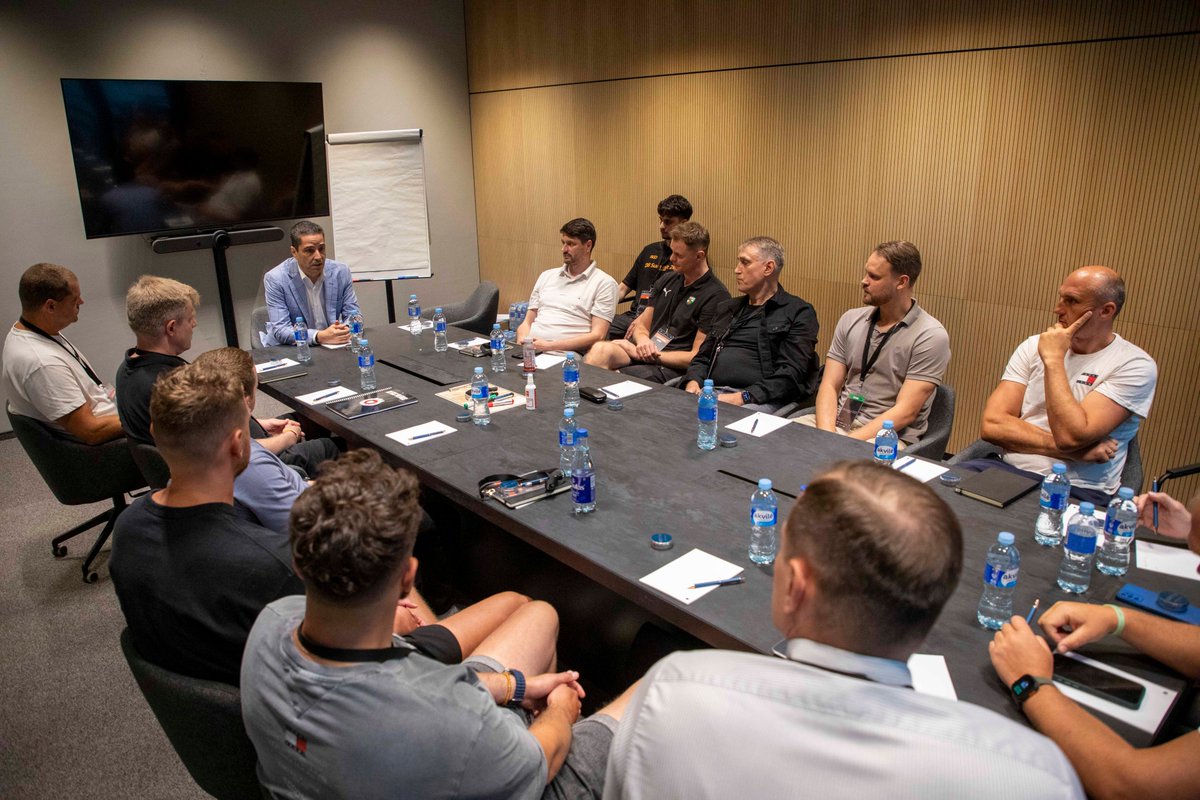 B8 Summit tweet media