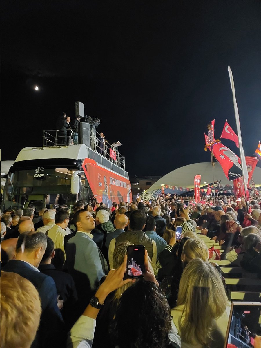 Salon siyasetçileri kapı arkasında hangi dolapları çevirirse çevirsin son sözü meydanlar söyleyecek.