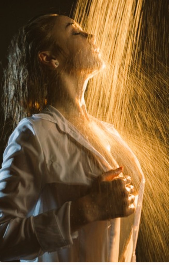 Podría regalarte el misterio d una lágrima,
tocar tu alma solo con un beso
y robar lo más hermoso d la espera,
del llanto mismo
y d este sentimiento...
Podría, en mi silencio,
navegar en tu pecho
y encontrar en tus heridas
la semilla intacta d un nuevo sueño...
#Amalia🌹