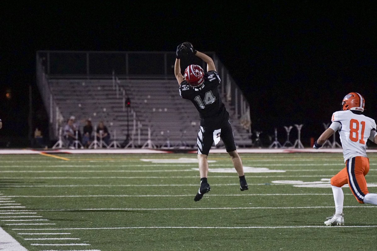 NickLMcCarthy's tweet image. High point. Secure catch. A fast clear route sets up a great @jameson_purcell to @bigf7nn TD. @HawksMaine 🦅 flying high with resounding 33-0 W to start conference play! #SlotWR #vertical @mikeclarkpreps @DeepDishFB @CoachChris_Roll @EDGYTIM @PlayBookAthlete 🎥