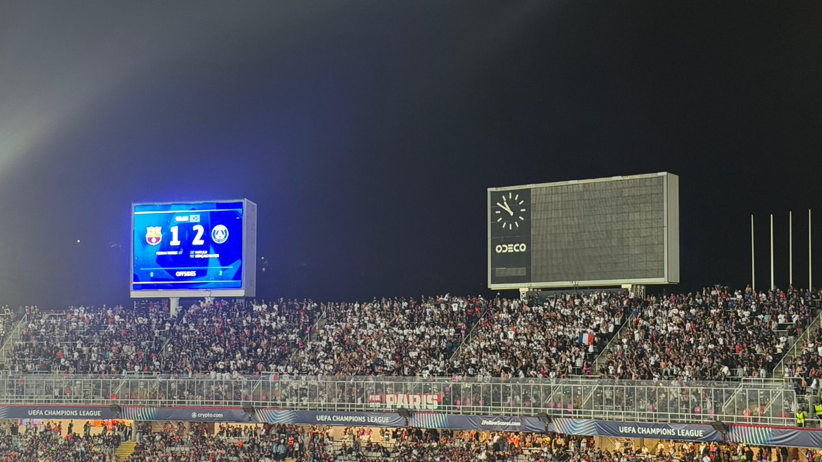 Footballogue's tweet photo. LES SUPPORTERS DU PSG CHANTENT :

« 𝗢𝗡 𝗘𝗦𝗧 𝗖𝗛𝗘𝗭 𝗡𝗢𝗨𝗦 » 😂❤️💙

Ils se régalent ! 😋 https://t.co/VG5U4CxNKO
