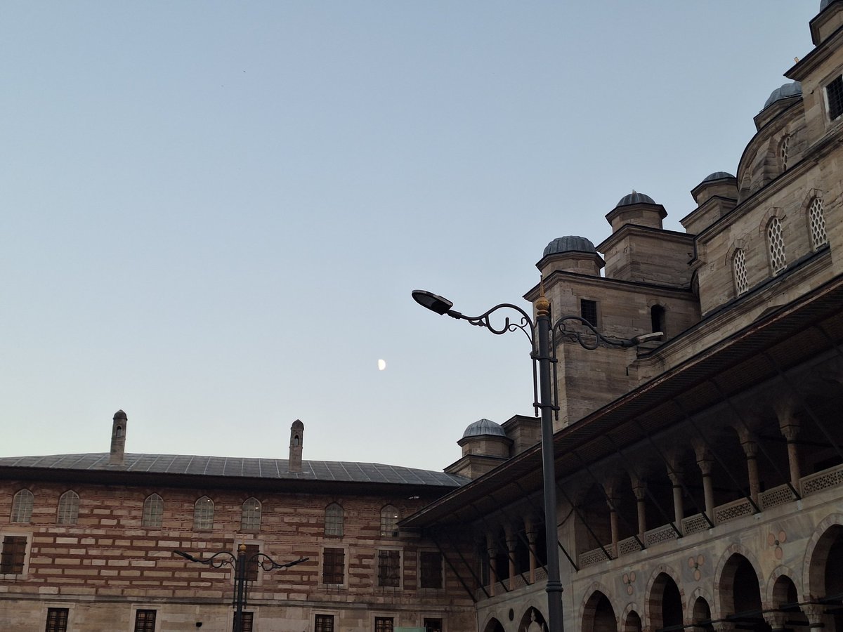 "...bir sengine yek pâre Acem mülkü fedâdır..."