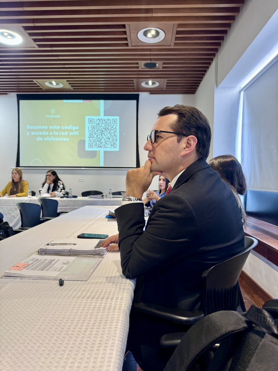 ingwilmerc's tweet photo. #EnEsteMomento | Hoy, desde @MinHacienda, coordinadores y ponentes del #Presupuesto2026 nos reunimos para avanzar en la revisión de proposiciones al articulado y la preparación del texto que será propuesto en segundo debate.
Cada paso nos acerca a un presupuesto más justo, inclusivo y orientado al bienestar de todas y todos los colombianos.