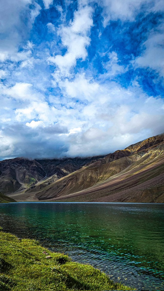 shauryasince16's tweet image. marne se pehle chandrataal dekh liya😭♥️

#hamptapaas #chandrataal #lake #mountains #trekking #landscapephotography