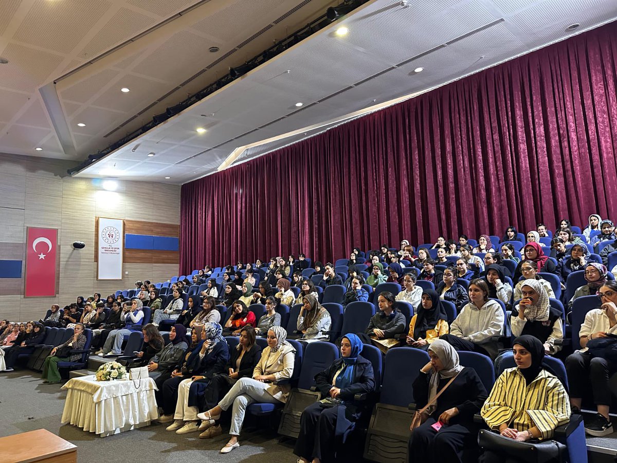 Bakırköy Müftülüğü Gençlik faaliyetleri kapsamında Cevizlibağ Atatürk Kız Öğrenci Yurdunda 1. sınıflara yönelik gerçekleştirilen iletişim toplantısında Yurt manevi danışmanı Havva Nur Yapar tarafından yıl boyunca yapılması planlanan eğitimler ve faaliyetler hakkında bilgi verildi