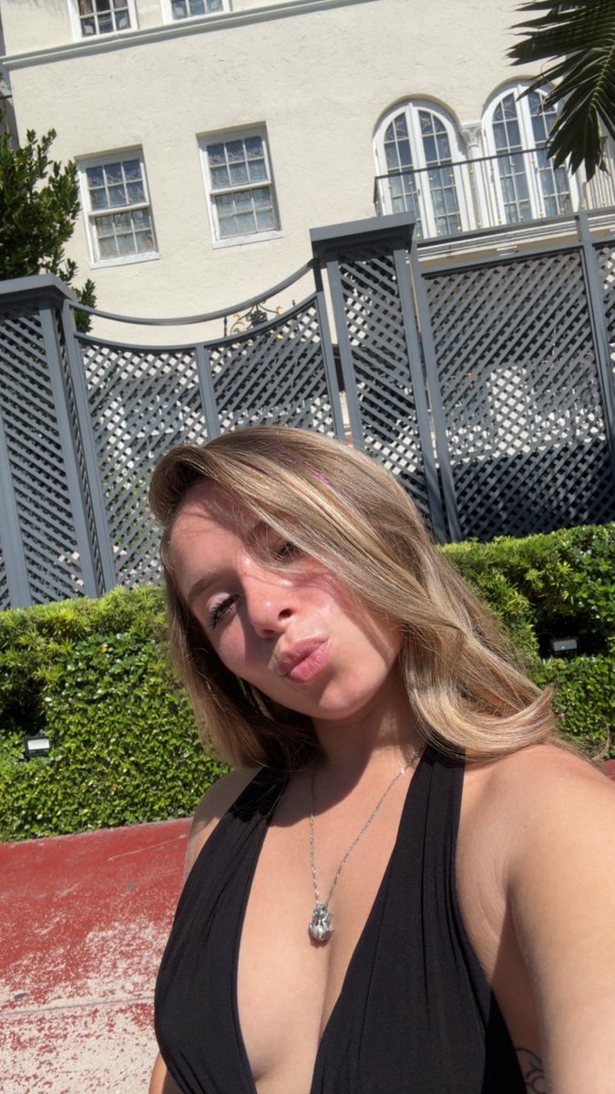 tinytaylax's tweet image. Be honest, would you kiss a 3’11 woman? 😊