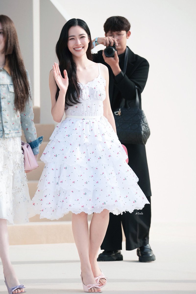 K000511520's tweet photo. Linglingkwong dominating the looks at Dior SS26. The Joy of dressing perfectly finds its perfect canvas in her aura.
#diorSS26 #DiorPFW
#PFW #LuxuryFashion
#diorxlinglingkwong
#linglingkwong https://t.co/pY6ozhhsQB