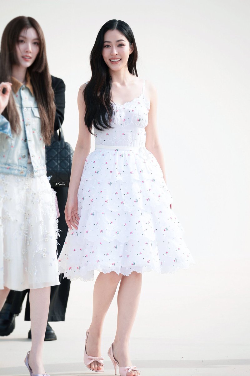 K000511520's tweet photo. Linglingkwong dominating the looks at Dior SS26. The Joy of dressing perfectly finds its perfect canvas in her aura.
#diorSS26 #DiorPFW
#PFW #LuxuryFashion
#diorxlinglingkwong
#linglingkwong https://t.co/pY6ozhhsQB