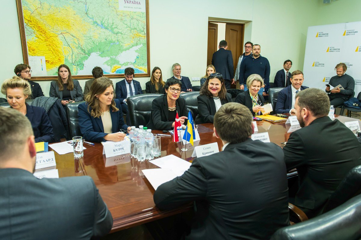 I ended my 3-day visit to Ukraine meeting the anti-corruption institutions.

Their contribution to democratic accountability builds the foundation for a strong and independent Ukraine. 

It is a necessity to bring Ukraine in the EU.

They have our full support.