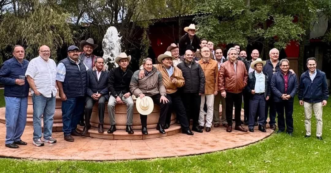HoracioMorales's tweet photo. ⚠️ #PrimeraFila || Montiel reaparece rodeado de la vieja guardia priista en el cumpleaños de Roberto Ruiz Ángeles. Nostalgia, pero también mensaje rumbo a 2027.

👉 Columna: https://t.co/M0oVdaj9tF

#Montiel #PRI #Edoméx https://t.co/pHdQciNp9a