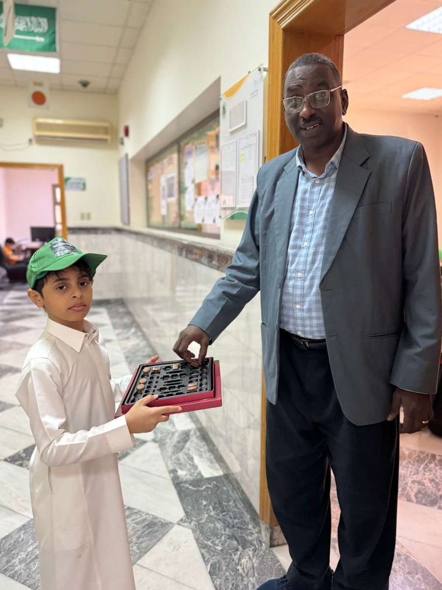 SJSedu's tweet photo. طلاب المرحلة الابتدائية والمتوسطة لمدارس شمس الجزيرة الاهلية تحتفي باليوم الوطني السعودي الـ٩٥ https://t.co/wsfWaNKc9O