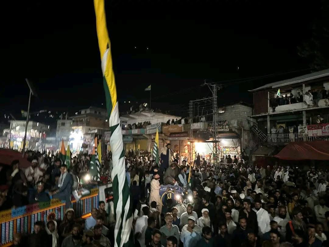 Sardar____'s tweet photo. راولاکوٹ میں اس وقت ہر طرف عوام ہی عوام،،!!
سب نکلو اپنے حق کی خاطر 
خون رنگ لائے گا، انقلاب آئے گا۔

#RightsMovementAJK https://t.co/DXJNHJEBJo