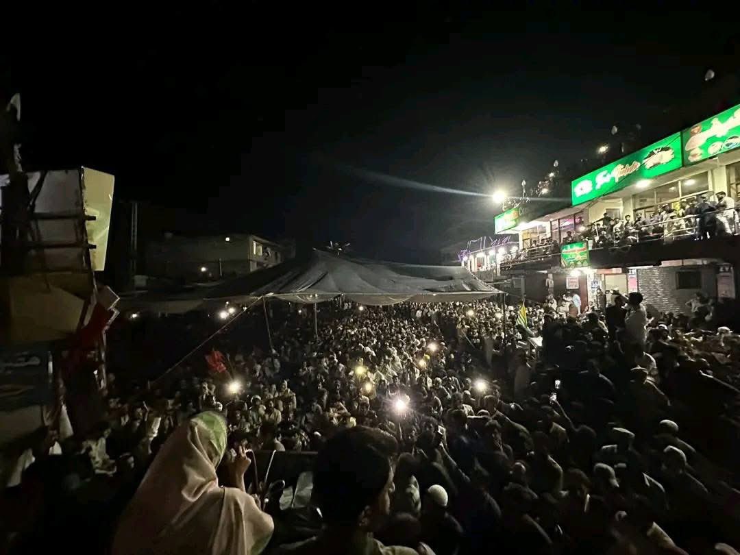 Sardar____'s tweet photo. راولاکوٹ میں اس وقت ہر طرف عوام ہی عوام،،!!
سب نکلو اپنے حق کی خاطر 
خون رنگ لائے گا، انقلاب آئے گا۔

#RightsMovementAJK https://t.co/DXJNHJEBJo
