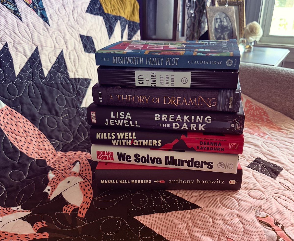 VGDesigns's tweet image. It is finally October, and spooky season! 📖👻 It is time to curl up with a scary good book and a warm quilt. The books may be mysterious, but our quilts are handmade by us from start to finish. 

victoriagleasuredesigns.com 💛