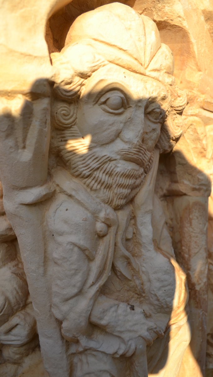 Si me preguntas por la iglesia de Duratón #Segovia  te diré que es un auténtico espectáculo. Y si tengo que elegir uno de sus capiteles, complicado...
Pero esta escena de la Epifanía me encanta, incluida la figura de San José, como siempre, en segundo plano, adormilado, ausente..