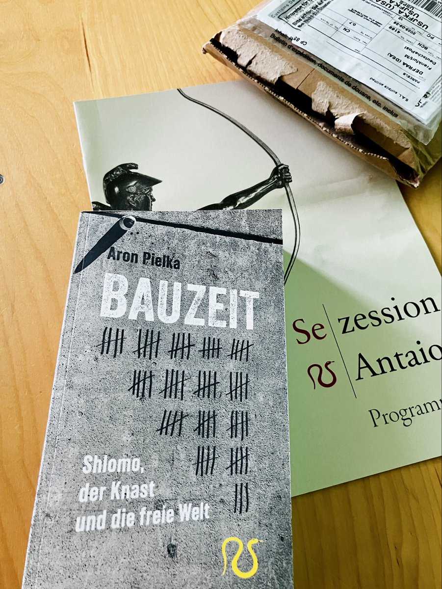 jupiter__moon's tweet photo. Endlich ist das Buch von @shlomo96 aus dem Antaios Verlag auch bei mir in Texas angekommen!! Freu mich auf’s Lesen - sofort 😃 #Bauzeit https://t.co/MdoGXCwpI1