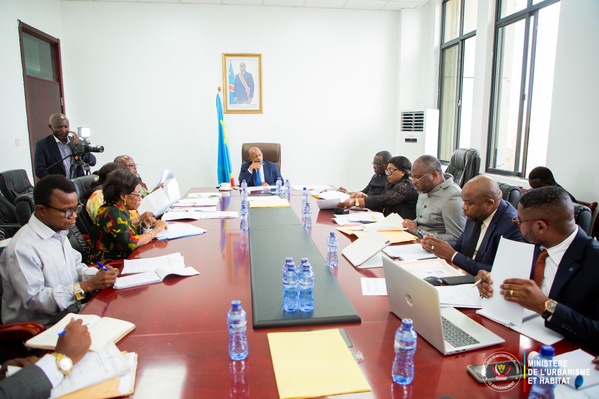 Le Ministre d'État, Ministre de l'Urbanisme et Habitat, a réuni en son cabinet de travail, les experts de son secteur afin d'examiner la question relative aux mesures d'application de la loi n° 15/025 du 31 décembre 2015 relative aux loyers non professionnels.