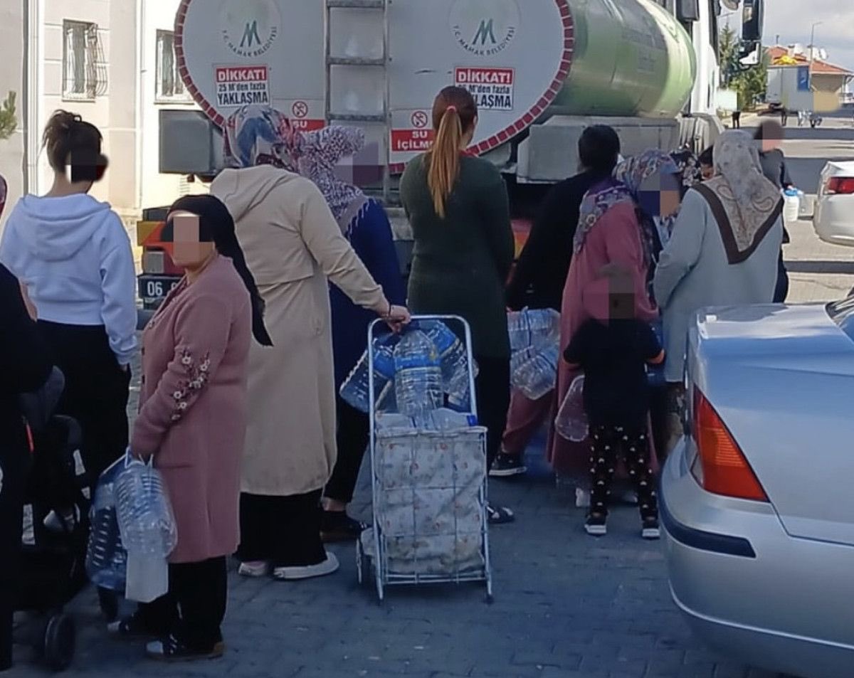 Çeşmelerden Bahane Akıyor…

Seçim öncesi ‘su ucuzlayacak’ dediniz, seçim sonrası hem zam hem kesinti getirdiniz. Halk tanker peşinde koşarken belediye nerede? 

#MansurYavaşınAnkarası