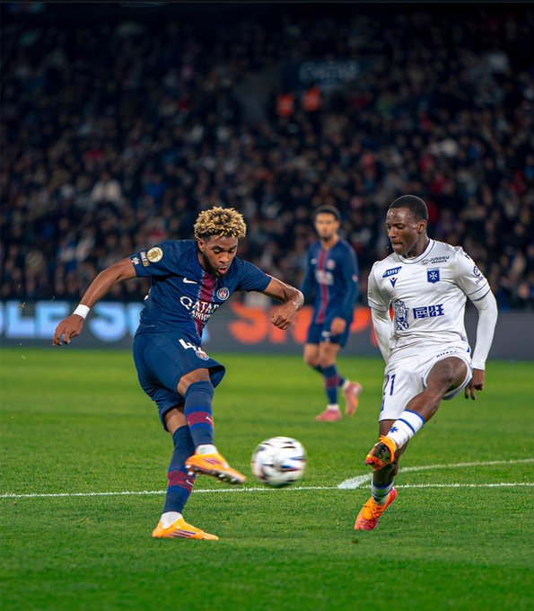 R_PSG_'s tweet photo. 🚨💣La compo du PSG pour affronter le Barca ! ❤️💙

Chevalier  Hakimi (C) - Zabarnyi - Pacho - Mendes  Neves - Vitinha - Ruiz  Mbaye - Mayulu - Barcola.

Mayulu et Mbaye démarrent titulaire 🩸au coté de Barcola 🇫🇷

#FCBPSG https://t.co/iV6EMVndIV