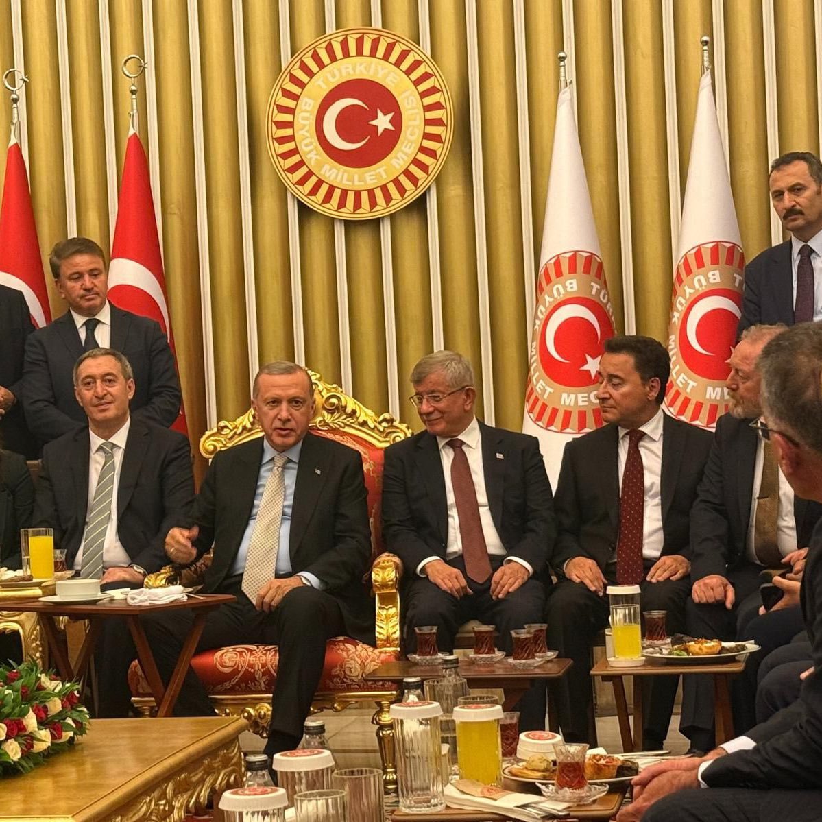 bpthaber's tweet image. Ahmet Davutoğlu ve Ali Babacan, Cumhurbaşkanı Erdoğan ile bir araya geldi.