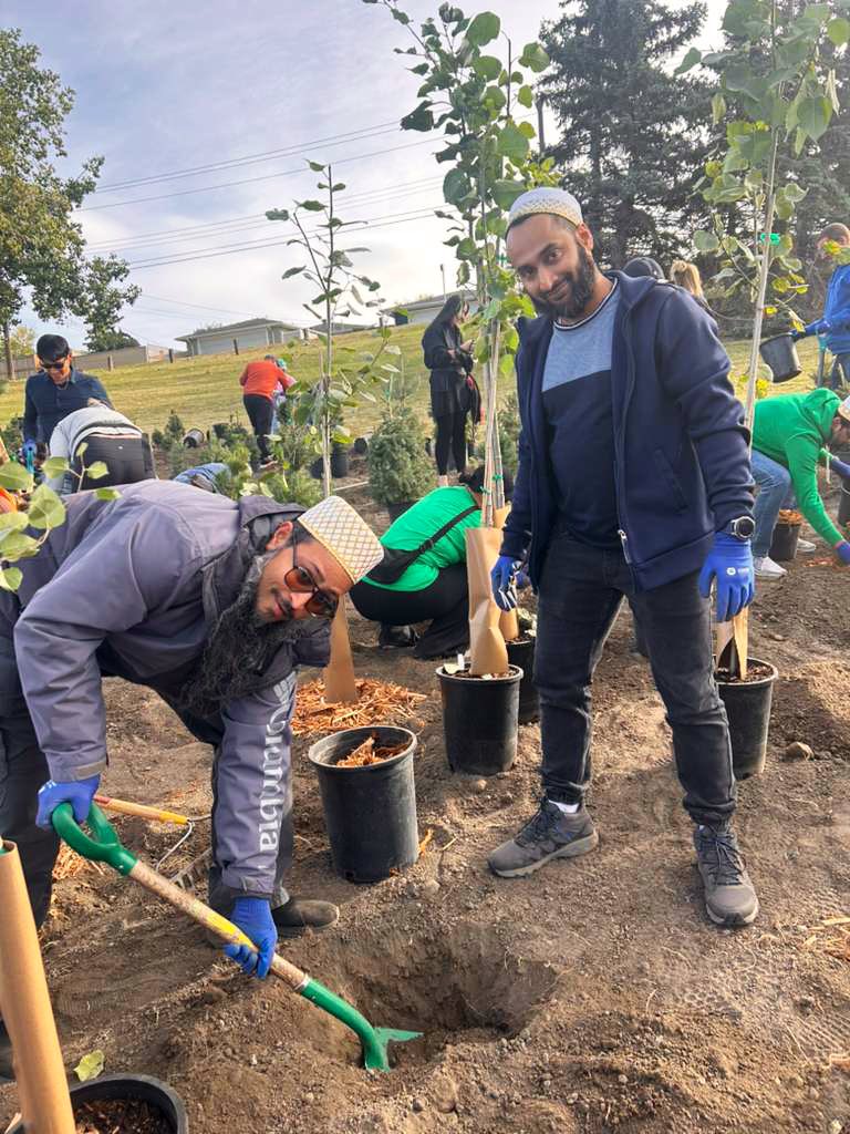 Bohras_Canada's tweet image. 🌱 Together with @cityofcalgary and @TreeCanada, @ProjectRiseDB volunteers of the #DawoodiBohra #Calgary community partook in a fantastic tree plantation drive!
@citynewscalgary captured the action as 200 enthusiastic members planted 400 trees—aspiring to keep our city green,…