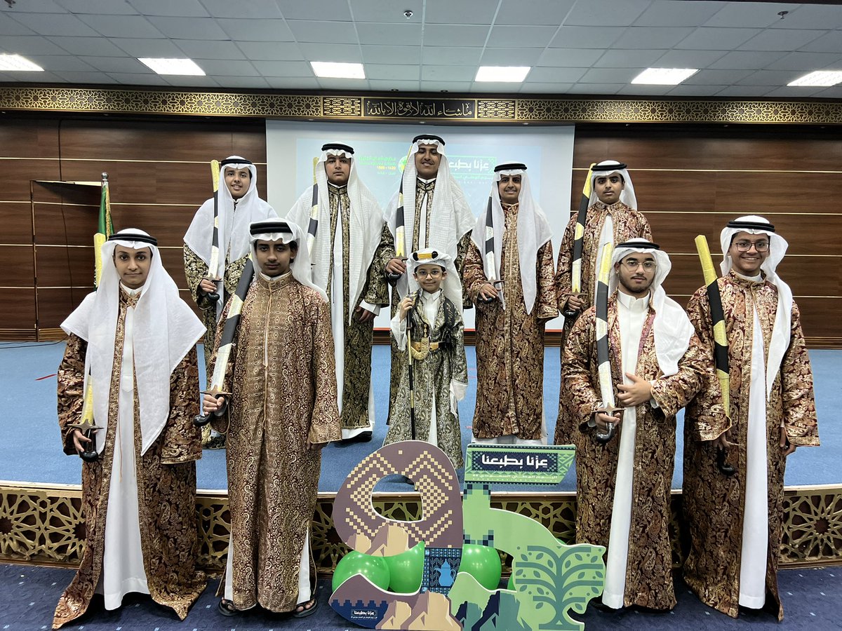 SJSedu's tweet photo. طلاب المرحلة الثانوية يشاركون في اوبريت الاحتفاء باليوم الوطني السعودي الـ٩٥ لمدارس شمس الجزيرة الاهلية https://t.co/eEh1PBA4vC