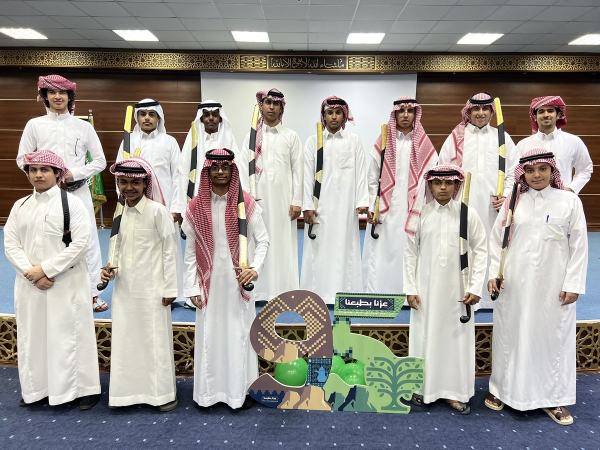 SJSedu's tweet photo. طلاب المرحلة الثانوية يشاركون في اوبريت الاحتفاء باليوم الوطني السعودي الـ٩٥ لمدارس شمس الجزيرة الاهلية https://t.co/eEh1PBA4vC
