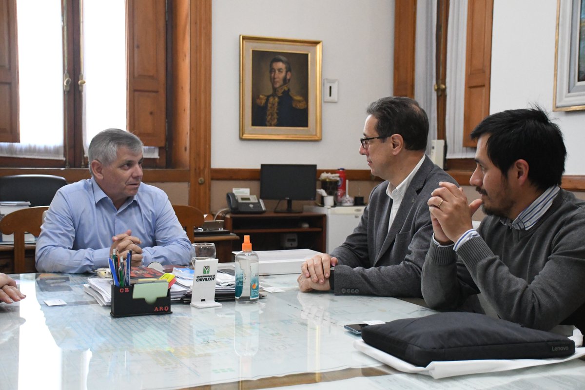 MuniChivilcoy's tweet photo. 📚✨ El intendente @BritosGuillermo  ,junto al Dr. Hernán Piotti López, subsecretario de Diplomaturas y Capacitaciones de la Facultad de Ciencias Económicas (UBA), firmaron un compromiso de trabajo conjunto para acercar a nuestra ciudad:

✅ Cursos de capacitación
✅ Trabajos de investigación
✅ Asistencia y asesoramiento técnico
✅ Apertura de nuevas diplomaturas

👉 El objetivo es fortalecer los equipos locales y brindar formación de calidad a todas las personas interesadas en adquirir nuevas herramientas y conocimientos.

Una alianza  que abre camino a más educación y desarrollo para nuestra comunidad. 💪📖

🔍https://t.co/xz4bmV7xDx