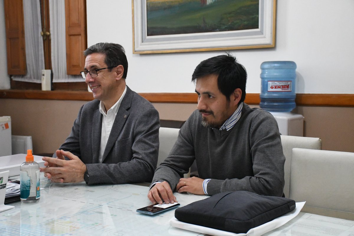 MuniChivilcoy's tweet photo. 📚✨ El intendente @BritosGuillermo  ,junto al Dr. Hernán Piotti López, subsecretario de Diplomaturas y Capacitaciones de la Facultad de Ciencias Económicas (UBA), firmaron un compromiso de trabajo conjunto para acercar a nuestra ciudad:

✅ Cursos de capacitación
✅ Trabajos de investigación
✅ Asistencia y asesoramiento técnico
✅ Apertura de nuevas diplomaturas

👉 El objetivo es fortalecer los equipos locales y brindar formación de calidad a todas las personas interesadas en adquirir nuevas herramientas y conocimientos.

Una alianza  que abre camino a más educación y desarrollo para nuestra comunidad. 💪📖

🔍https://t.co/xz4bmV7xDx