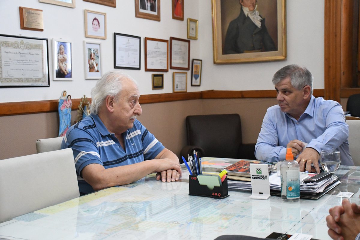 MuniChivilcoy's tweet photo. 📚✨ El intendente @BritosGuillermo  ,junto al Dr. Hernán Piotti López, subsecretario de Diplomaturas y Capacitaciones de la Facultad de Ciencias Económicas (UBA), firmaron un compromiso de trabajo conjunto para acercar a nuestra ciudad:

✅ Cursos de capacitación
✅ Trabajos de investigación
✅ Asistencia y asesoramiento técnico
✅ Apertura de nuevas diplomaturas

👉 El objetivo es fortalecer los equipos locales y brindar formación de calidad a todas las personas interesadas en adquirir nuevas herramientas y conocimientos.

Una alianza  que abre camino a más educación y desarrollo para nuestra comunidad. 💪📖

🔍https://t.co/xz4bmV7xDx