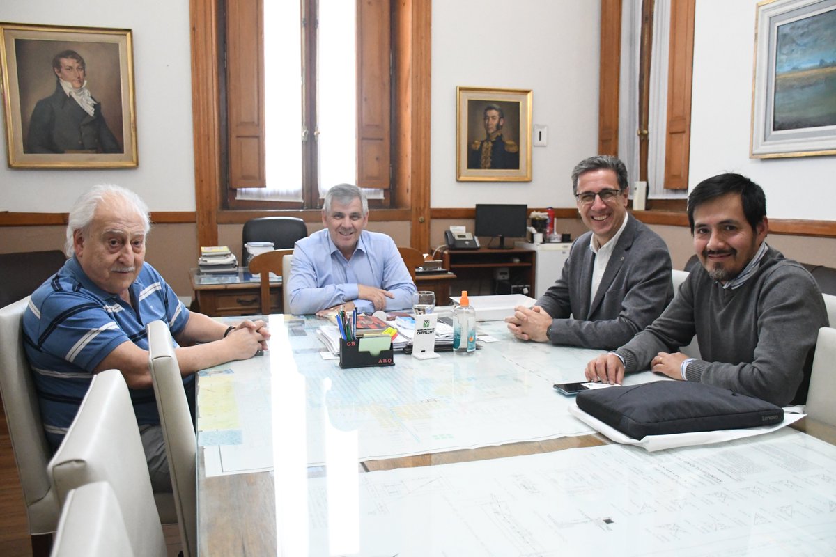 MuniChivilcoy's tweet photo. 📚✨ El intendente @BritosGuillermo  ,junto al Dr. Hernán Piotti López, subsecretario de Diplomaturas y Capacitaciones de la Facultad de Ciencias Económicas (UBA), firmaron un compromiso de trabajo conjunto para acercar a nuestra ciudad:

✅ Cursos de capacitación
✅ Trabajos de investigación
✅ Asistencia y asesoramiento técnico
✅ Apertura de nuevas diplomaturas

👉 El objetivo es fortalecer los equipos locales y brindar formación de calidad a todas las personas interesadas en adquirir nuevas herramientas y conocimientos.

Una alianza  que abre camino a más educación y desarrollo para nuestra comunidad. 💪📖

🔍https://t.co/xz4bmV7xDx