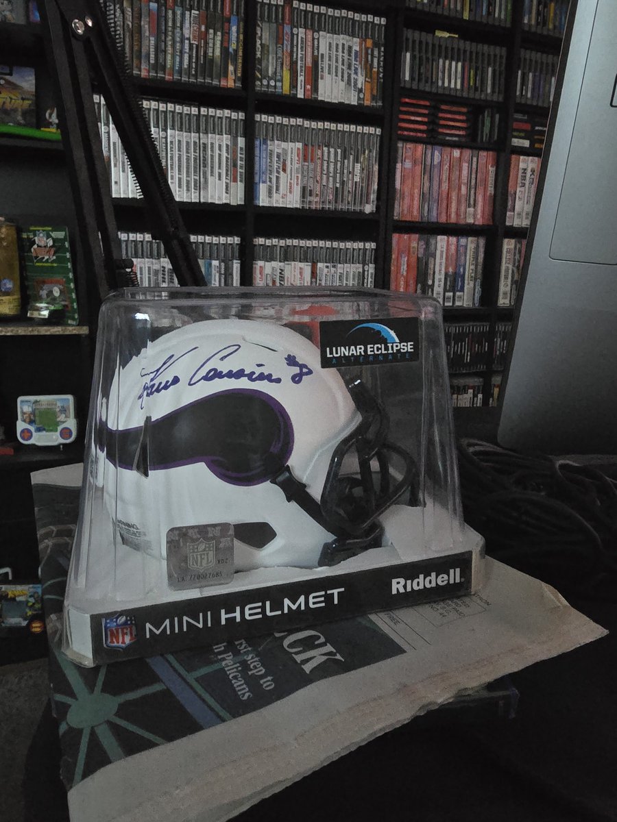 Who wants a shot at winning a Kirk Cousins certified signed Minnesota Vikings helmet? 

📢 Just follow, repost, and like! 📢