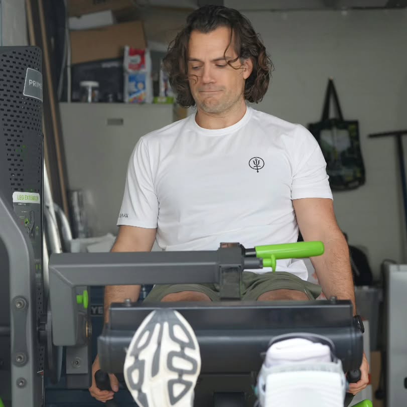 Nerdcopolis's tweet photo. ¡NO PARA!

El actor Henry Cavill se mantiene en forma mientras se recupera de la pierna izquierda, lesión que sufrió durante la filmación de #TheHighlander. https://t.co/Upofq9ODsW