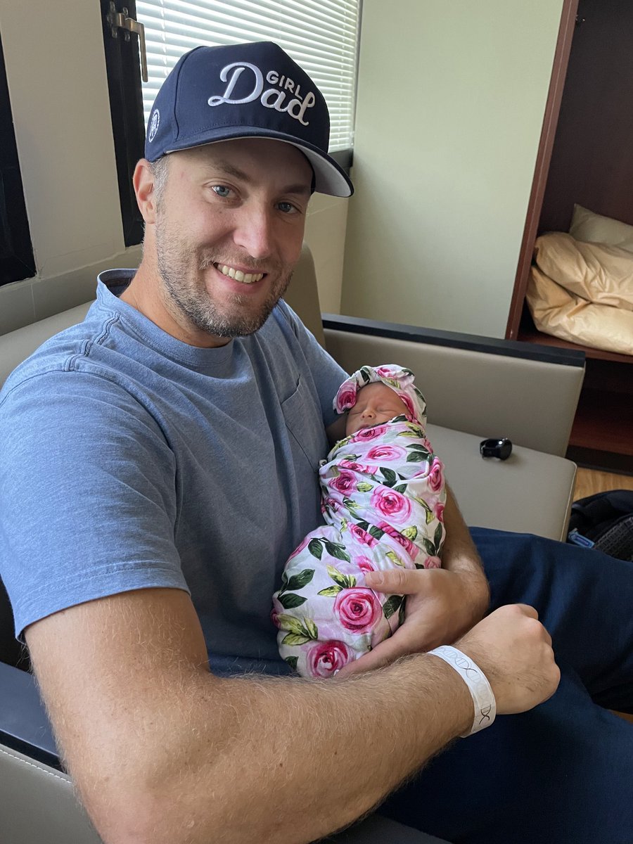 JoGwiz's tweet image. Little Girl Number 2 is here, happy, and healthy. It's been quite an adventure over the last 4 days. Packing up in preparation for discharge and realize I lost my car keys sometime Sunday morning.. Thank goodness for lost and found.
#TeamNoSleep #pt6