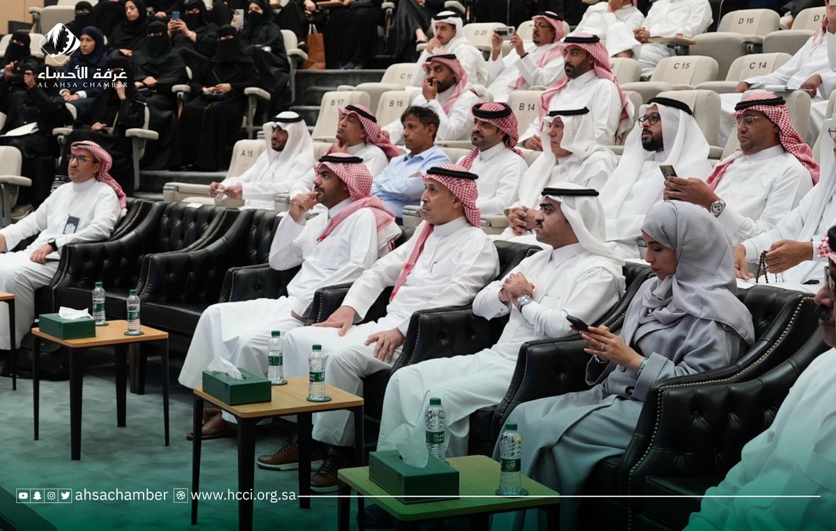 ahsachamber's tweet photo. نظّمت #غرفة_الأحساء ممثلة في اللجنة السياحية بالتعاون مع #وزارة_السياحة لقاء المستثمرين في القطاع السياحي بـ #الأحساء، بحضور سعادة الأستاذ عبدالله الحربي الوكيل المساعد لتمكين الاستثمارات، وعدد من مسؤولي الوزارة، وسعادة الأستاذ محمد العفالق رئيس مجلس إدارة الغرفة، وسعادة الأستاذ مشاري الجبر رئيس اللجنة السياحية، إلى جانب عدد من أعضاء المجلس و اللجنة.

وشهد اللقاء مناقشة أبرز التحديات التي يواجهها القطاع السياحي في المنطقة، واستعراض الفرص الاستثمارية الواعدة، بمشاركة مجموعة من المستثمرين ورواد الأعمال المهتمين بالسياحة، وذلك في قاعة الشيخ سليمان الحماد – رحمه الله.