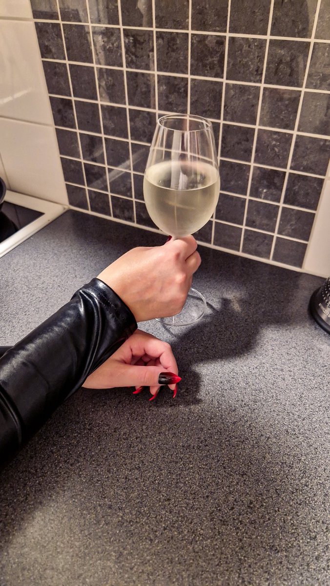 MrMrsFilth's tweet photo. Cheers, who says you can't drink wine on a Wednesday 🥂

#wine #winewednesday #kink #kinkcommunity #nails #shiny https://t.co/qPGs8Rf7Ar