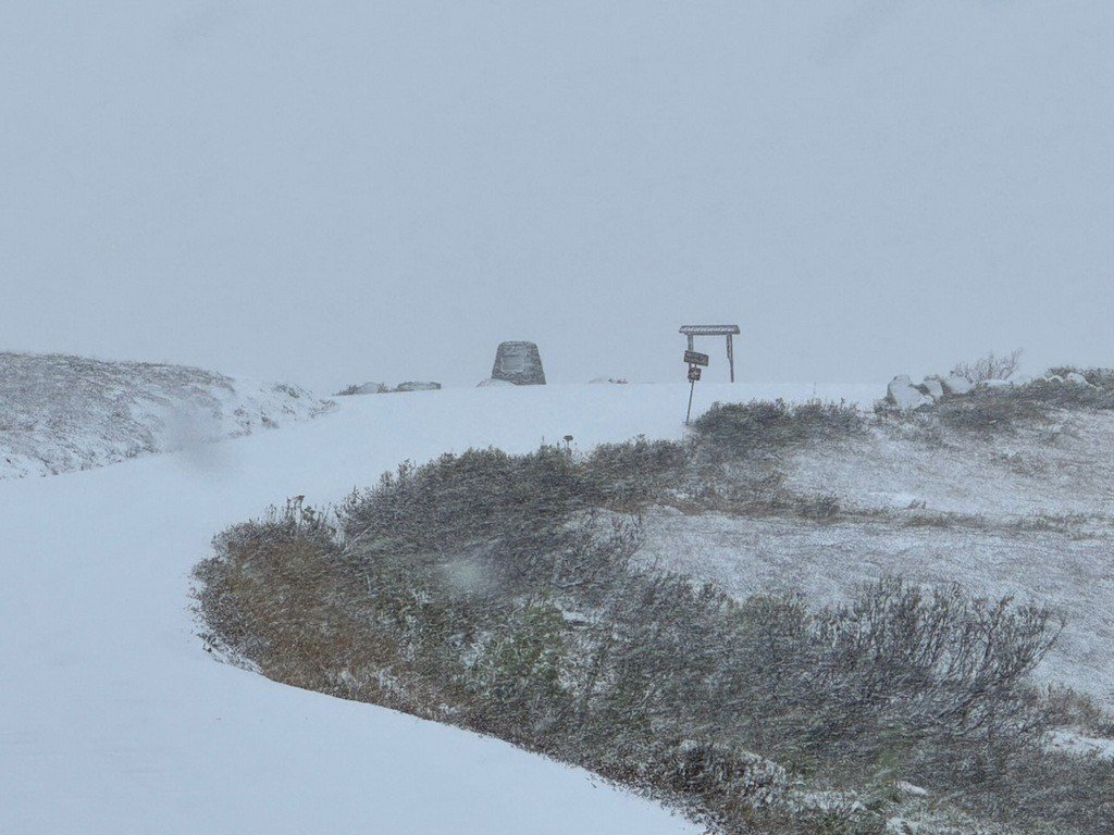 AlaskaDOTPF's tweet photo. ❄️Hey all you Hatcher Pass lovers! It's official - the road over the summit is closed to vehicles for the season between MP 17.5 on the east side and MP 20.6 on the west side. Get ready for winter fun...Bring It On! ⛷️#HatcherFirstInSnow #HatcherPass
#KeepAlaskaMoving https://t.co/8n6c5uHlzQ