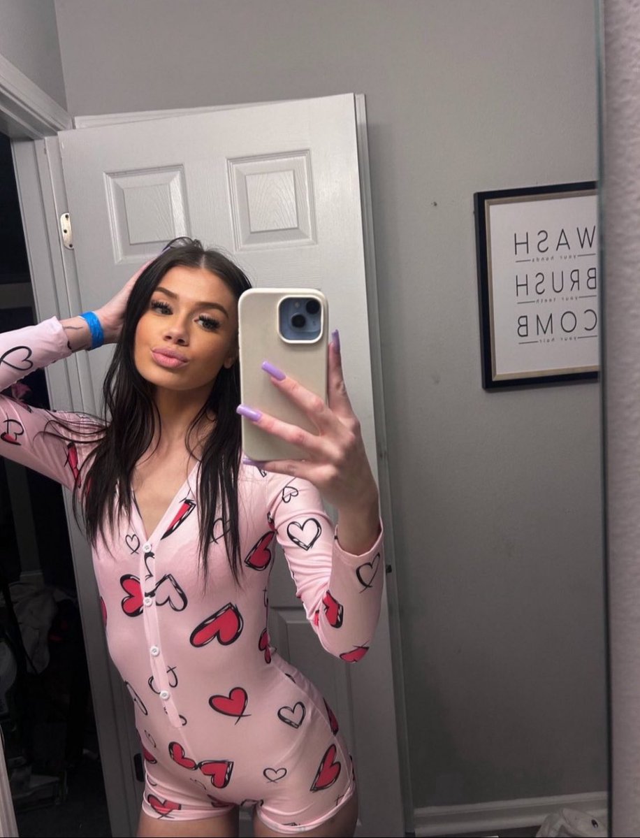 Rate me 1-10 for a dm (serious) 🤭🍒