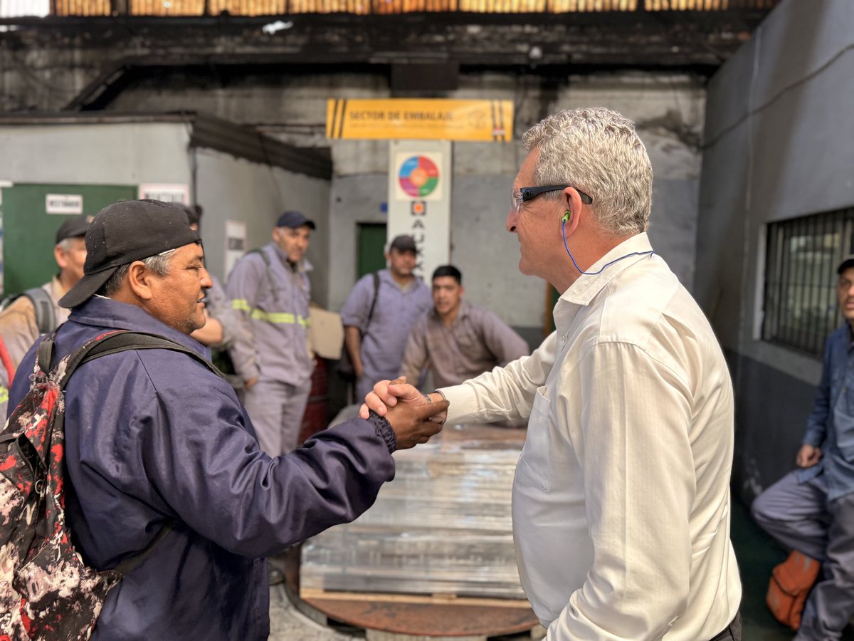 Mientras Milei trata de frenar el dólar no tiene una sola medida que permita reactivar la producción y recuperar el poder adquisitivo del salario. Al que hay que frenar es a este gobierno que está destruyendo la industria nacional. 

📍 En Romang estuvimos visitando una empresa