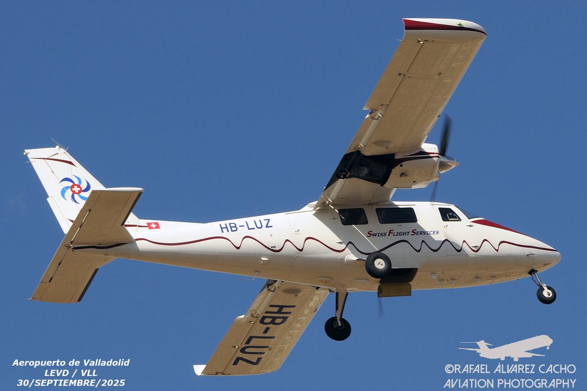 Muy corta final para la pista 05 del <a href="/AeropuertoVll/">Aeropuerto de Valladolid</a>  de este <a href="/Vulcanair/">Vulcanair S.p.A.</a> P.68C de la compañía suiza 🇨🇭 #SwissFlightServices (SFS), HB-LUZ, después de realizar trabajos de #Fotogrametría y #Ortofotografía al Norte del Aeropuerto el día 30 de Septiembre de 2025.