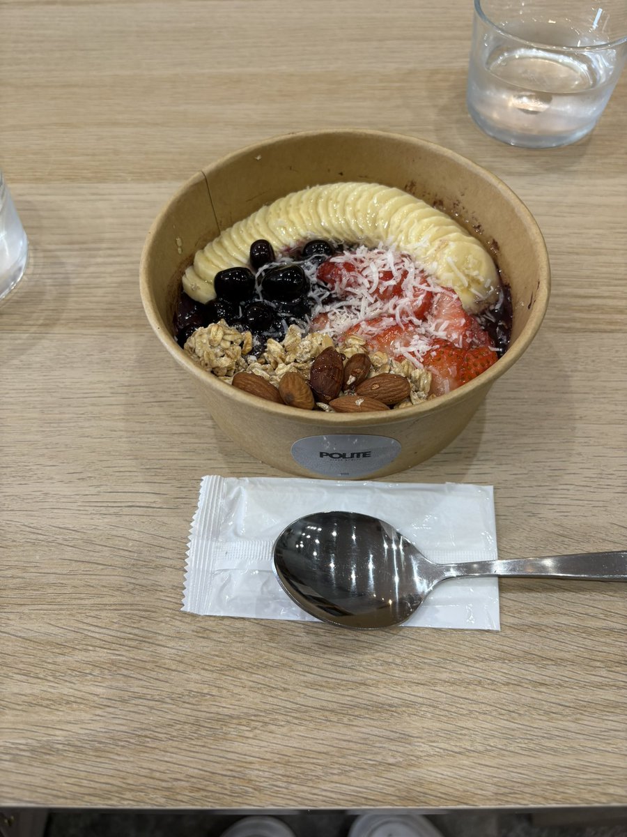 初めてアサイー食べたけど美味しかったけどお腹パンパンなった