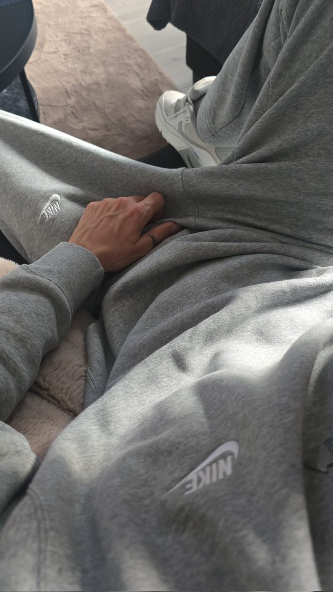 KevynvGorp's tweet photo. Nikeboy...

#nikesocks #nike #nikeairmax #sweatpants #greysweatpantseason  #sweater #nike #airmax #whitesocks #easygoing #nikeboys #couplegoals #homestyle #cozy #warm #homesweethome #loved #nike https://t.co/BBtijunfqy