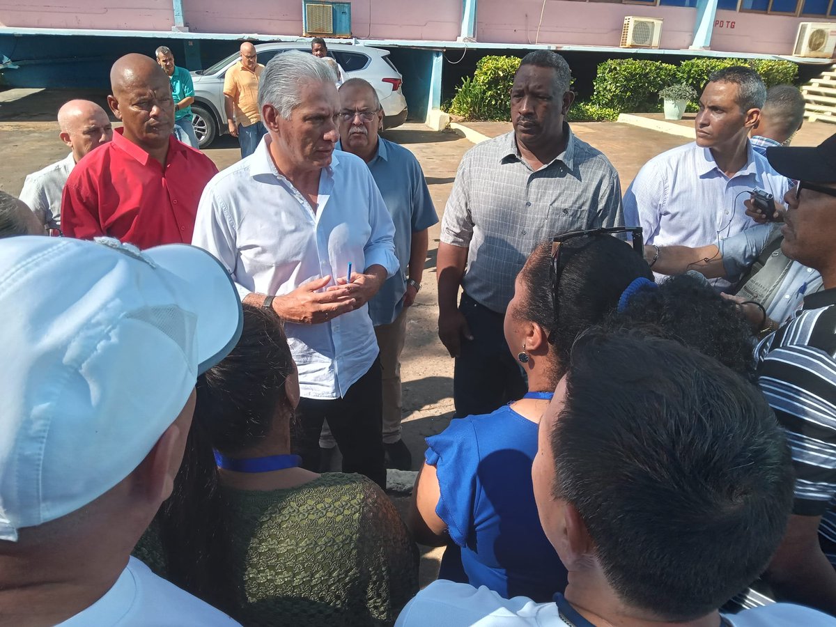 En la CTE 10 de Octubre de #Nuevitas <a href="/DiazCanelB/">Miguel Díaz-Canel Bermúdez</a>  Primer Secretario del CC del <a href="/PartidoPCC/">Partido Comunista de Cuba</a> intercambió con trabajadores acerca de la loable labor que desempeñan y reconoció el quehacer de los hombres y mujeres de la entidad por su empeño y dedicación. #YoSigoAMiPresidente #Cuba