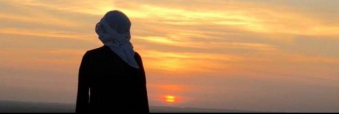 يوم هفّت شمس الاحلام وانقاد المغيب 
استضاق الخاطر السمح من عقب السّعه  

مادريت ان لـ الشفق لا ضوى وجهٍ شحيب 
لين طوّلت النظر فيه وادوى بي معه 

بين حظٍ ماهو مشبّب وجرحٍ  عطيب 
اقتنعت ان كان ما طاعك الوقت فـ طعه